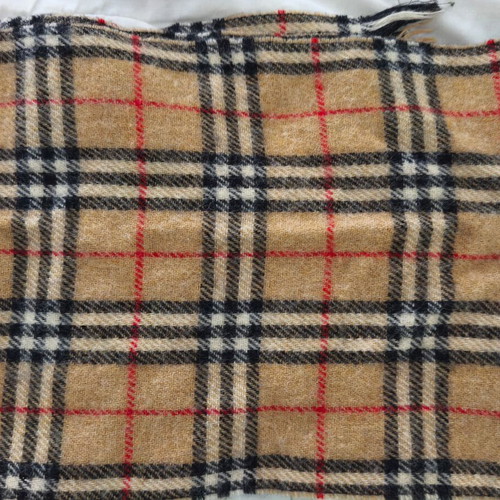 Burberrys scarf like new, beige
