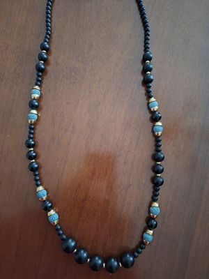 Μακρύ κολιέ μήκους 90 εκ. σαν καινούργιο με μαύρες και μπλε πέτρες