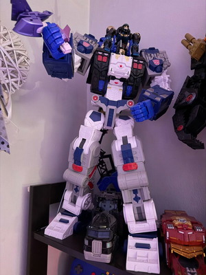 Metroplex Legacy Titan class like new
