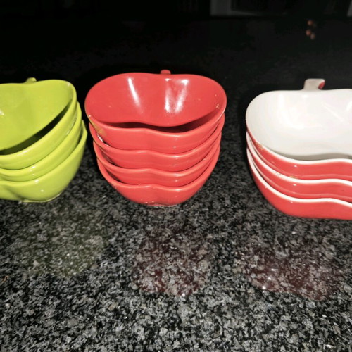 Apple-shaped bowls set of 10 like new, red and green