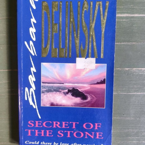 English pocket book Secret of the Stone like new