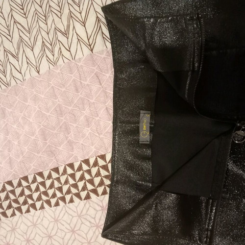 Owtwo vinyl skirt like new, one size, black with zipper