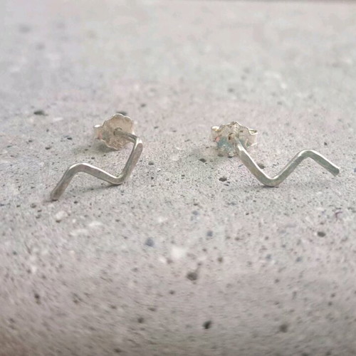 Silver minimal 925 studs like new with organic line design