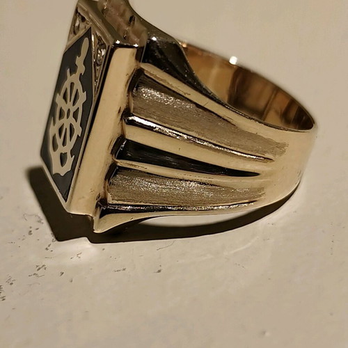 Gold men's ring 14k like new with enamel and anchor design