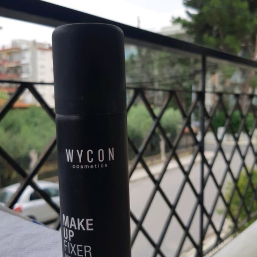 Wycon setting spray used, pro make up fixer
