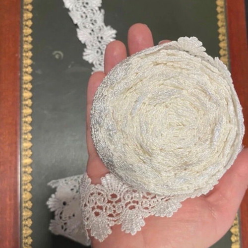 Lace with shells 7.60 meters new, off white with slight pearly tone