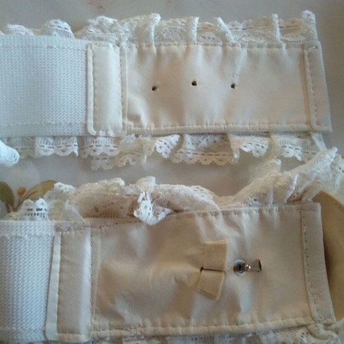 Women's belt with lace white like new