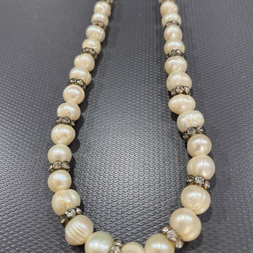 Pearl necklace used with freshwater pearls and silver elements