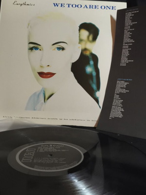 Eurythmics We Too Are One βινύλιο μεταχειρισμένο, με ένθετο