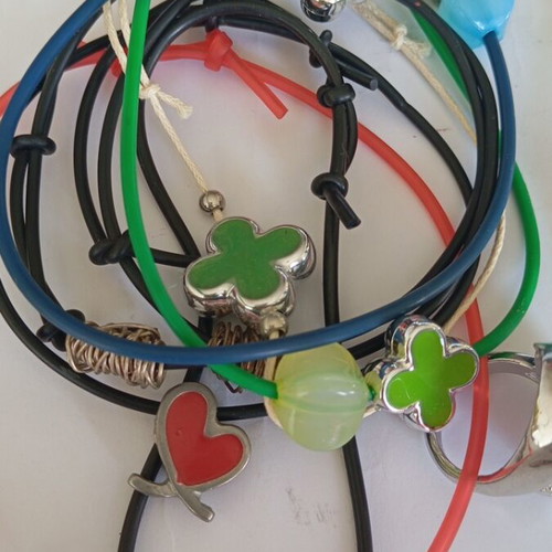 Jewelry set like new, 6 pieces with necklaces, ring, earrings, bracelets