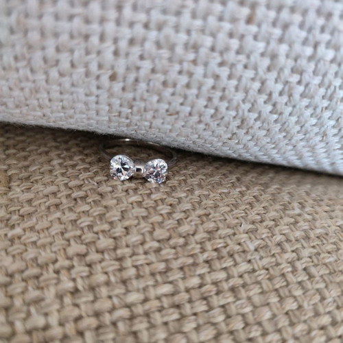 Faux diamond bow ring in excellent condition