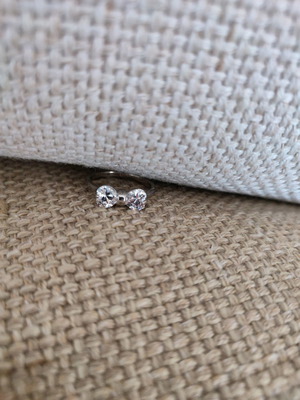 Faux diamond bow ring in excellent condition