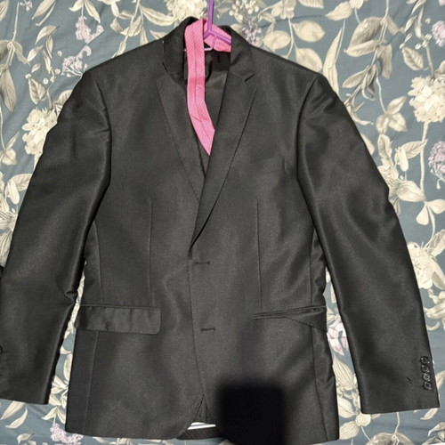 Men's black suit like new with tie, size L