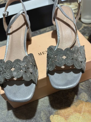 Menbur women's grey sandals like new, size 39