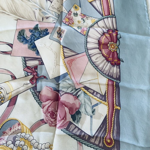Gucci vintage silk scarf 90x90 with romantic multicolor motif used