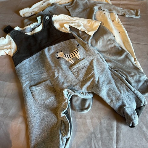 Set of 3 baby bodysuits like new 0-3 months