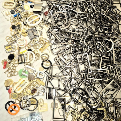 Belt buckles set like new, over 200 pieces, metal and plastic