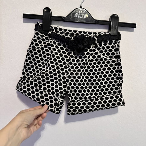 Children's black and white shorts with belt and flower, age 2-4