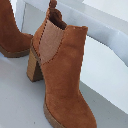 Bershka brown boots used, size 37, with candle stain