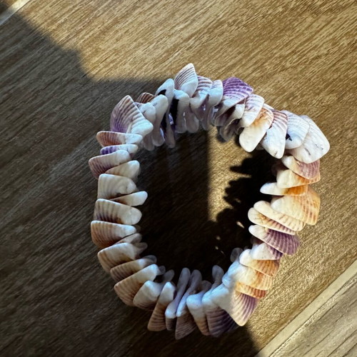 Shell bracelet like new with elastic, white and purple