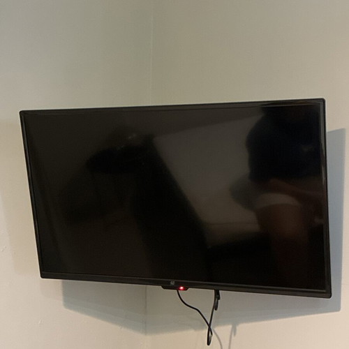 F&J 39-inch TV like new with wall mount