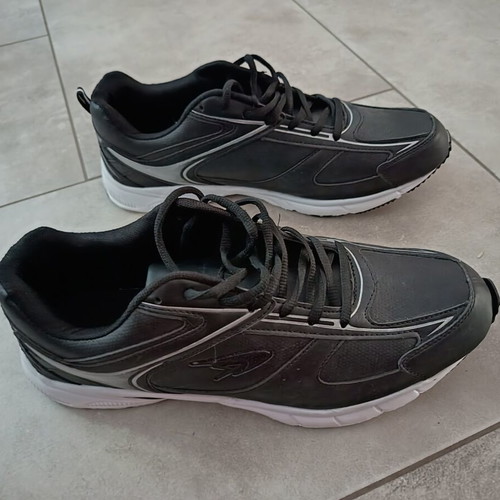 Men's waterproof athletic shoes size 46, black and white