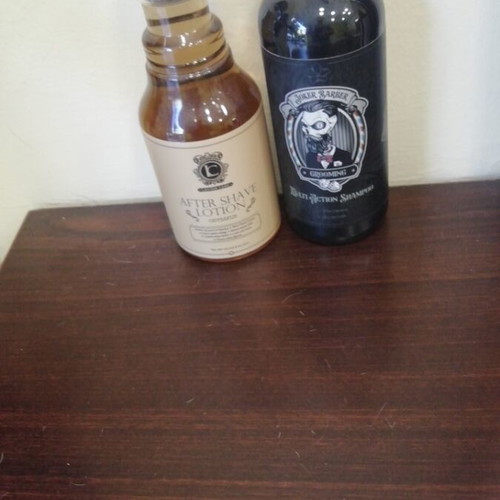Men's grooming set with shampoo and after shave