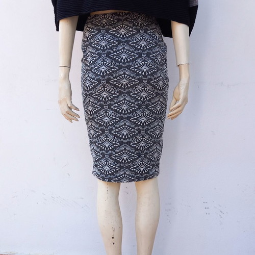 Elastic midi skirt used with jacquard pattern in white, black, gray