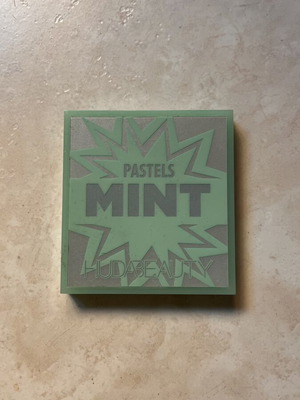 Huda Beauty Mint Pastels παλέτα σκιών ματιών