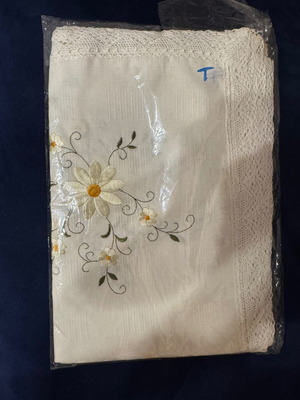Tablecloth high quality with embroidered flowers and lace