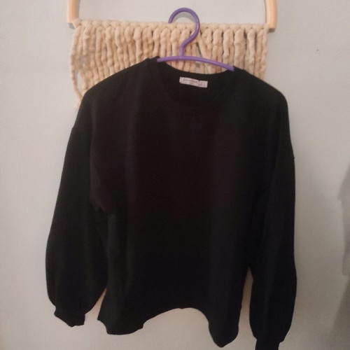 Sweatshirt used black with elastic cuffs and wide sleeves