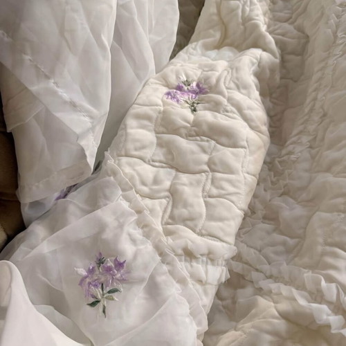 Vintage quilt with ruffles and romantic flowers, 140x208 cm