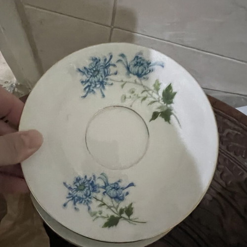 Vintage Chinese tea set like new with 6 cups and 6 dessert plates