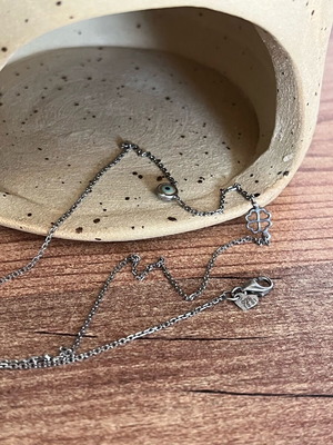 Silver necklace like new, short island style