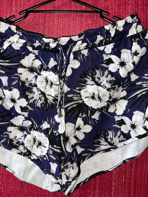 Σορτς Floral Pink Woman σαν καινούργιο, άσπρο και μπλε, μέγεθος XL