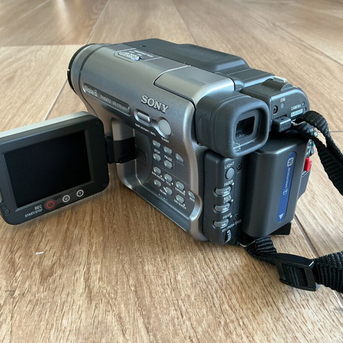 Sony Handycam DCR-TRV270E camcorder like new