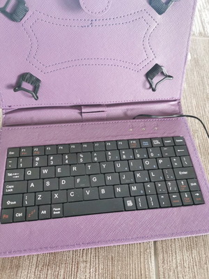 Tablet case like new with keyboard, size about 8 inches
