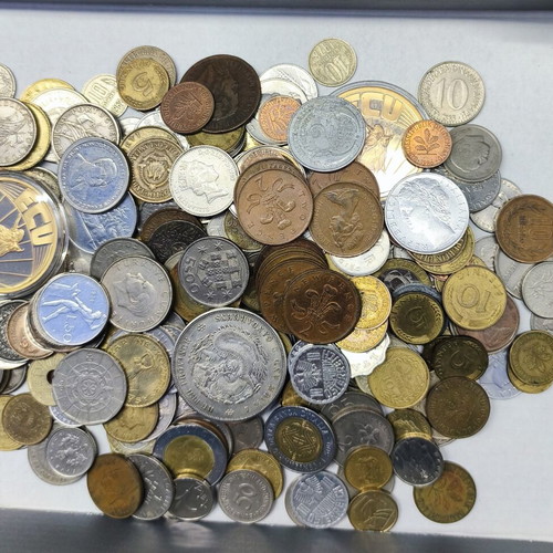 Foreign collectible coins like new, over one kilo