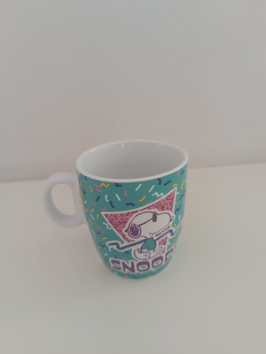 Snoopy Peanuts Mug with Colorful Retro Cartoon Print