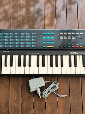 Yamaha PSS-140 Portasound Synthesizer like new