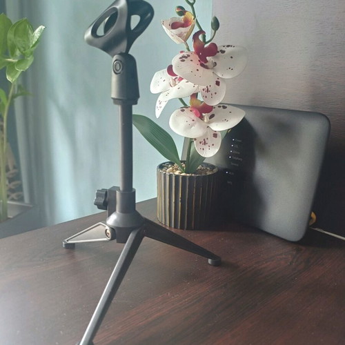 Mobile phone and microphone desk stands like new