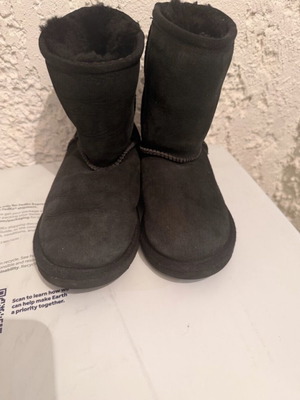 Ugg girls boots used size 31-32 black