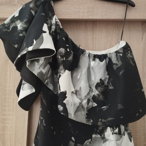 One-shoulder dress