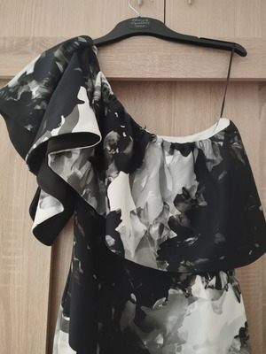 One-shoulder dress
