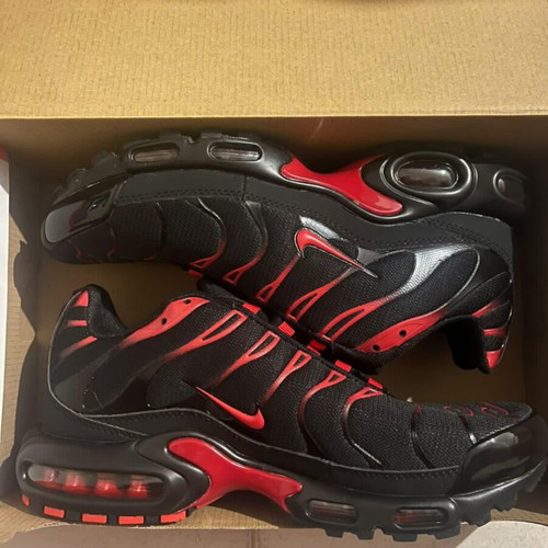 Nike TN athletic shoes new, size 44, black and red