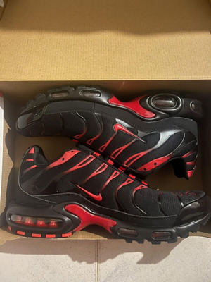 Nike TN athletic shoes new, size 44, black and red