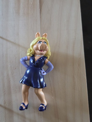 Miss Piggy Figure in Purple Dress like new