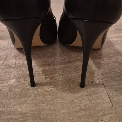 Carrano black pumps size 39, like new