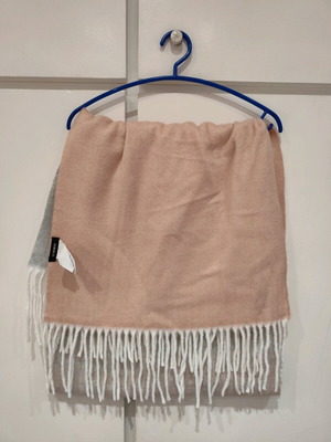 Scarf pink with fringes like new