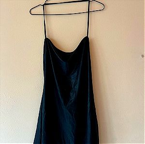 Κοντό δερμάτινο μαύρο φόρεμα με γυμνή πλάτη